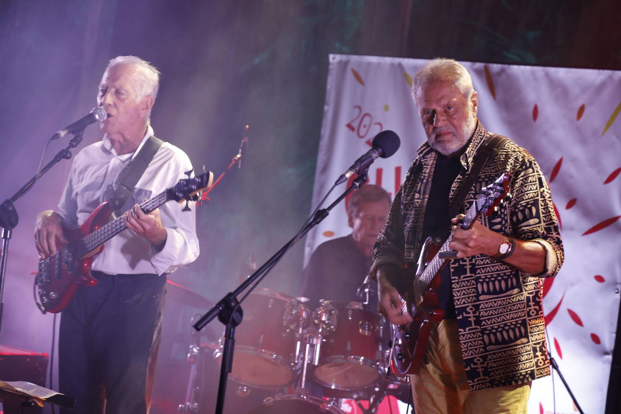 El grupo gijonés "Plana Mayor" abre los conciertos del Jardín Botánico (en imágenes)