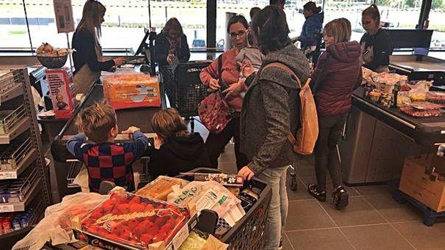 Clients amb els carros plens de productes, ahir a les caixes del supermercat Esclat d&#039;Igualada