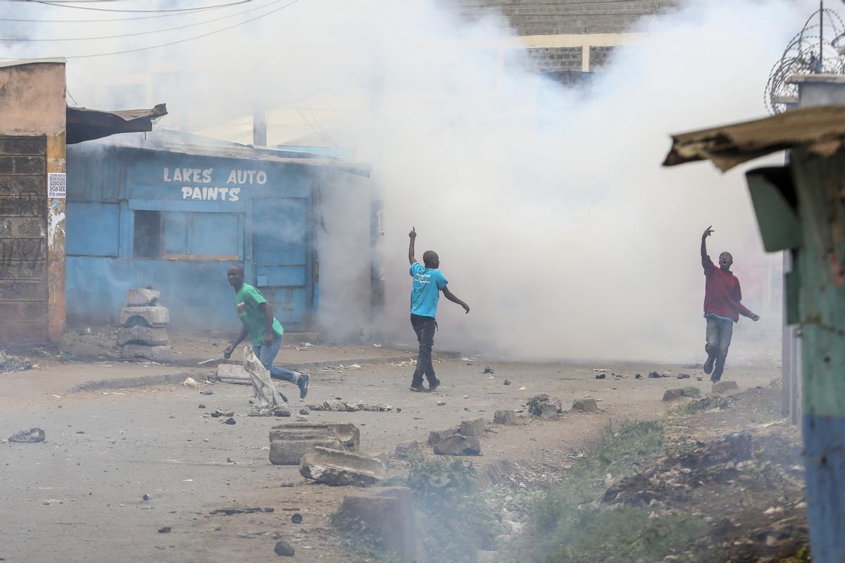 Simpatizantes de la coalición opositora Azimio durante nuevas protestas en Nairobi, Kenia.