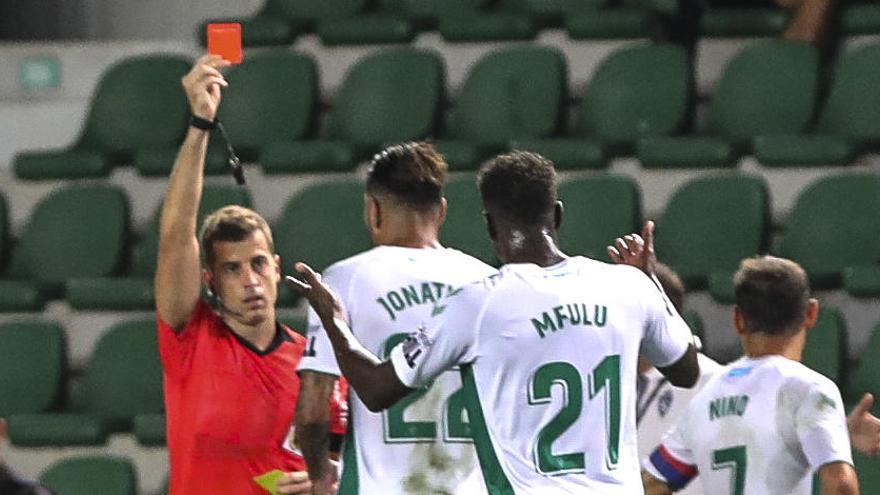 El colegiado Ávalos Barrera muestra la tarjeta roja al franjiverde Jonathas en el minuto 27.