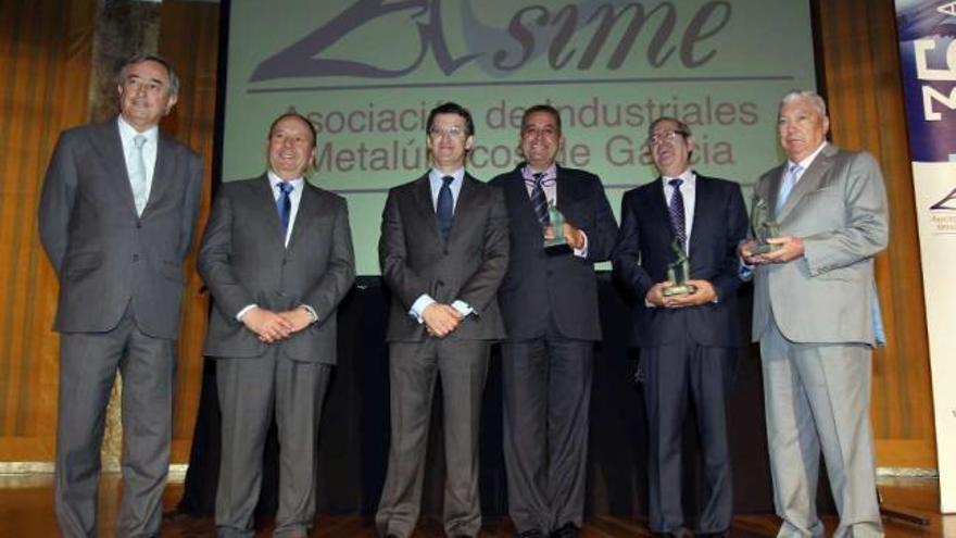 De izq. a dcha., Javier Ferrer, presidente de Confemetal; Julio Gómez, presidente de Asime; Alberto Núñez Feijóo; y los premiados, José Mª Hidalgo, Javier Martínez y Mario Dacosta.  // R. Grobas