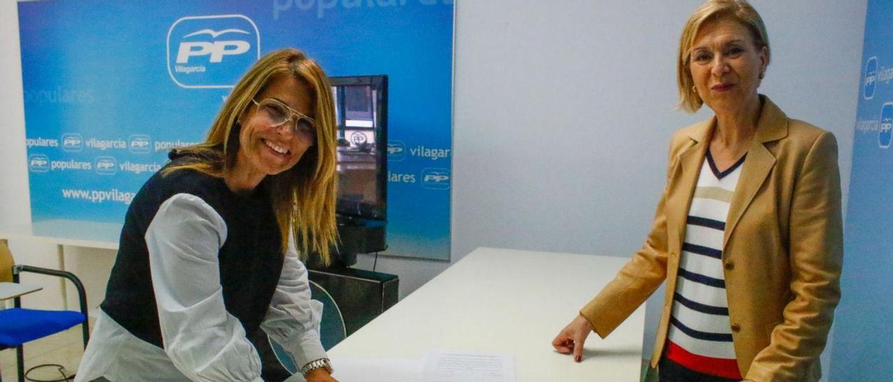 La portavoz del PP, Ana Granja (derecha), con la concejala Inma Villarroya en la sede de Castelao. | // I. ABELLA