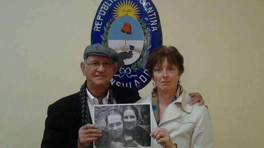 José Manuel Calvelo Ríos y Carmen García-Rodeja, el martes, en el consulado de Argentina en Chile. l. o.