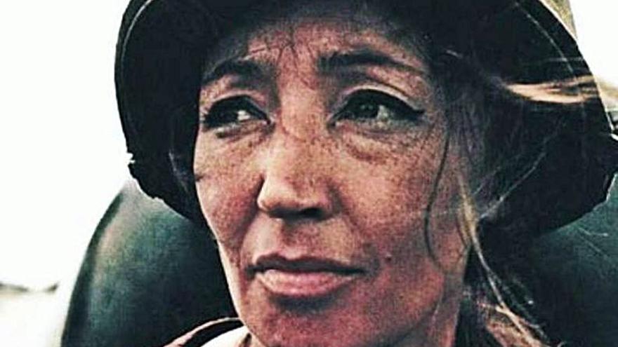 Oriana Fallaci de corresponsal, con casco de guerra