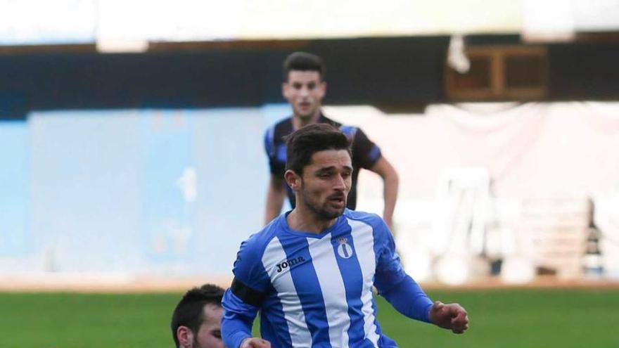 Jorge Rodríguez pelea un balón con Molleda.