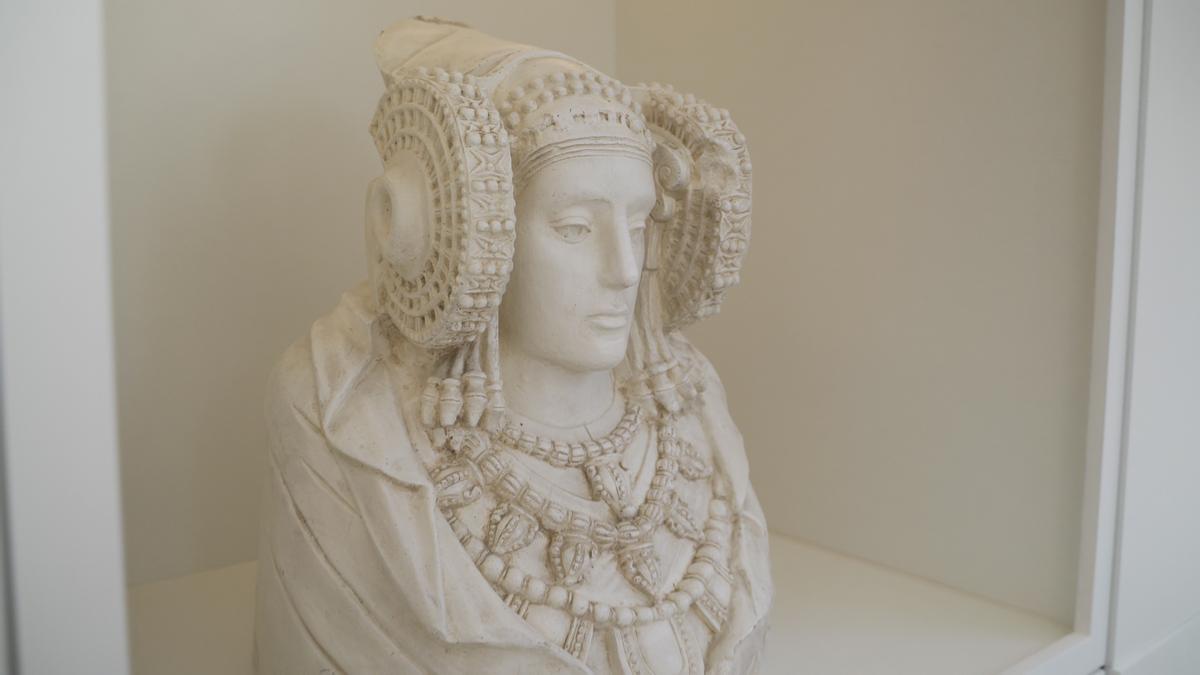 Se ha creado un espacio iluminado para la réplica del busto de la Dama
