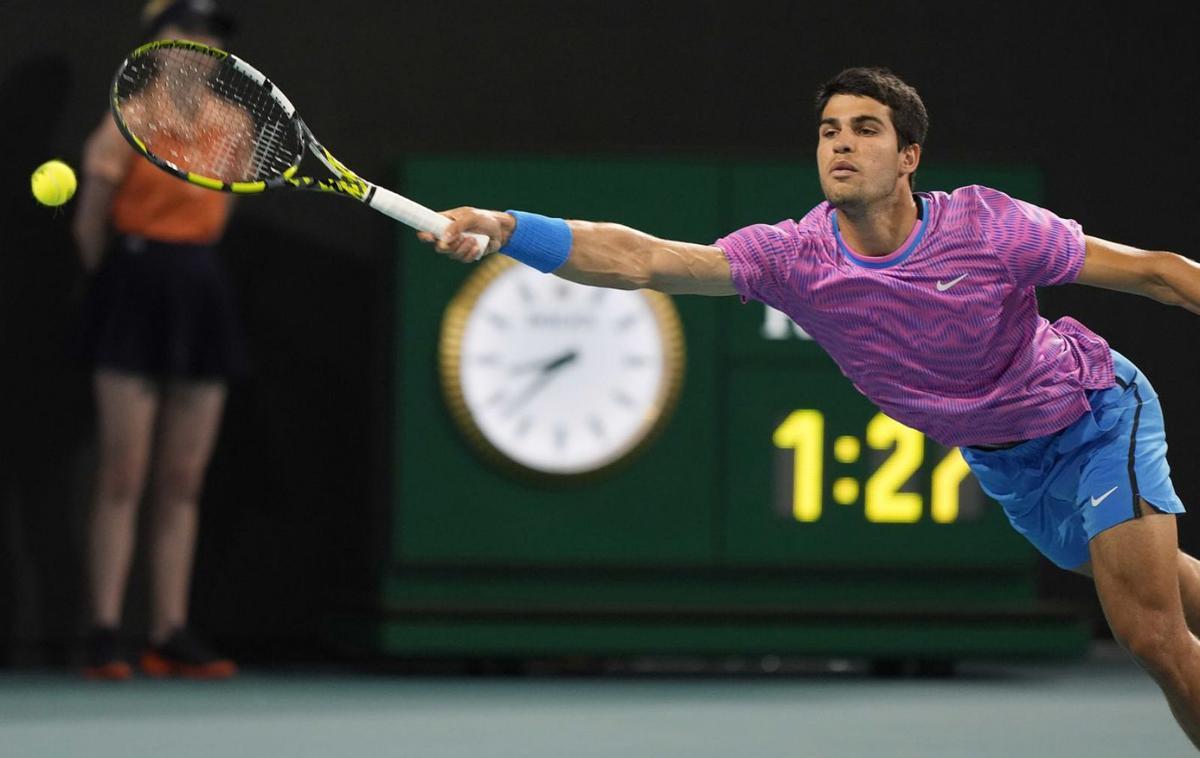 Carlos Alcaraz intenta llegar a una bola en el partido ante Dimitrov. | AP