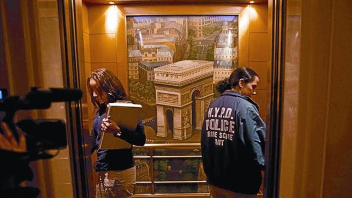 Dos agentes de la policía neoyorquina revisan un ascensor del hotel Sofitel en busca de pruebas, ayer.