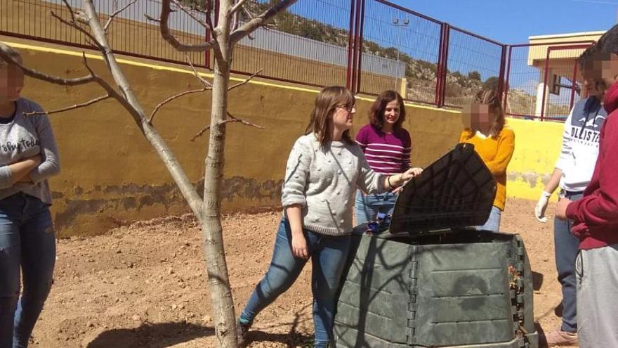 Actividades de compostaje en una escuela.