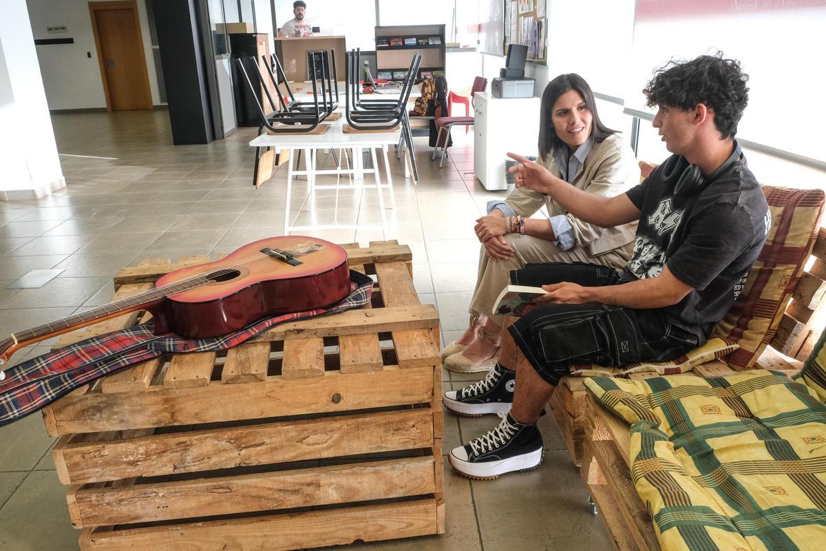 María Bonmatí, en una visita al centro juvenil de La Llotja este mismo jueves, para conocer las necesidades de los jóvenes.