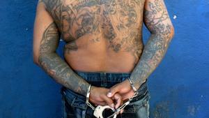 Fotografía de archivo de un pandillero de la Mara Salvatrucha detenido en El Salvador.