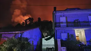 DIRECTO | El incendio de Chandrexa va camino de ser el más voraz de la historia de Galicia en una jornada con cortes de carreteras y de la línea de tren a Madrid