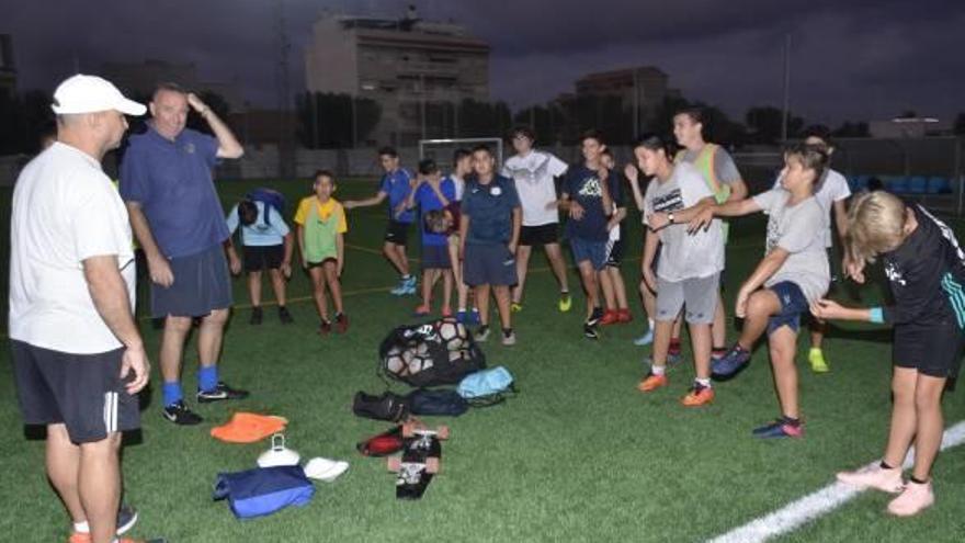 En Moncofa la presencia de mosquitos obligó ayer a suspender un entrenamiento.