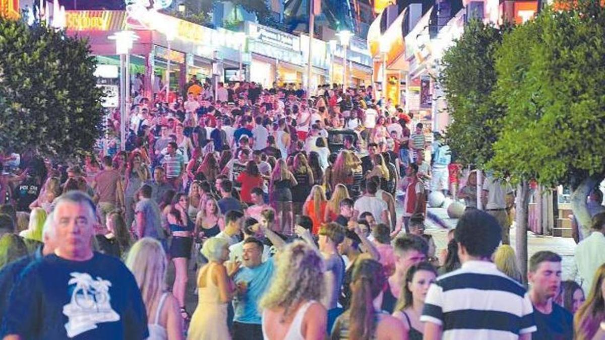 Balconing de las noches de desenfreno del verano en Mallorca al