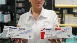 Una farmacéutica muestra dos envases de Ozempic.