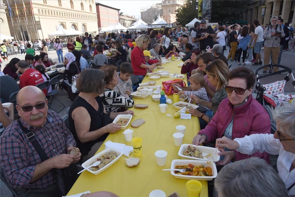 Miles de personas comen en la plaza del Pilar alimentos que iban a desecharse