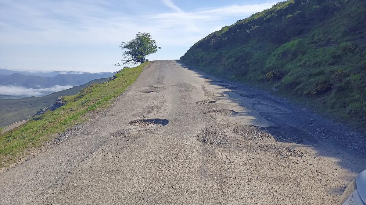 Carretera que asciende a La Tiese, en los Lagos de Covadonga, llena de socavones.
