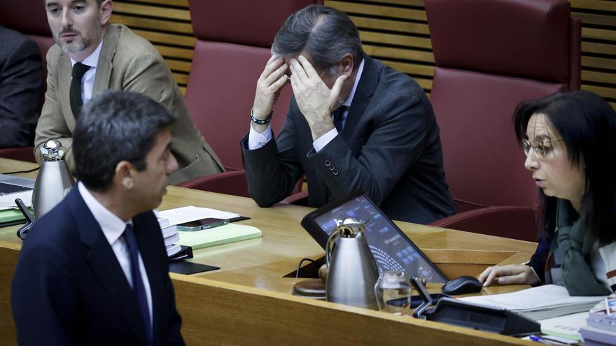 El pleno de las Corts se detiene ante la bronca entre los grupos: gritos de “Mazón, dimisión” y burla de un conseller contra Sánchez
