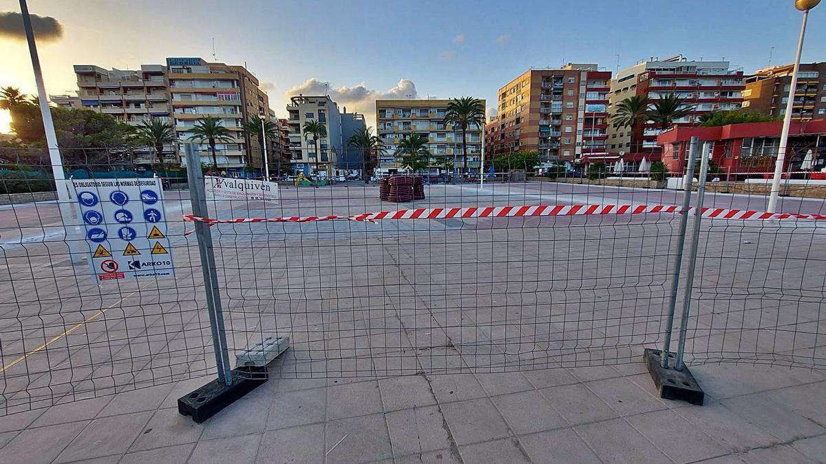 La plaza de la Concordia de Port de Sagunt ya está vallada para iniciarse las obras.  | DANIEL TORTAJADA