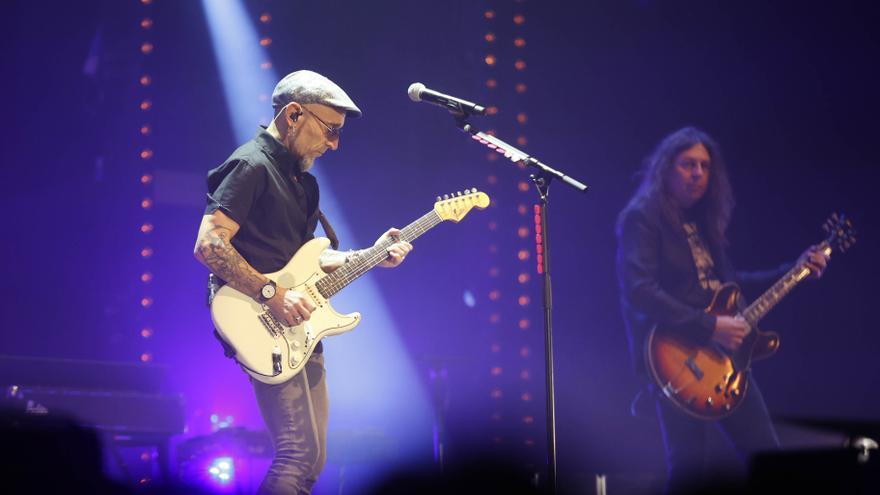 Fito y Fitipaldis llena de rock el Mar de Vigo en su versión más íntima