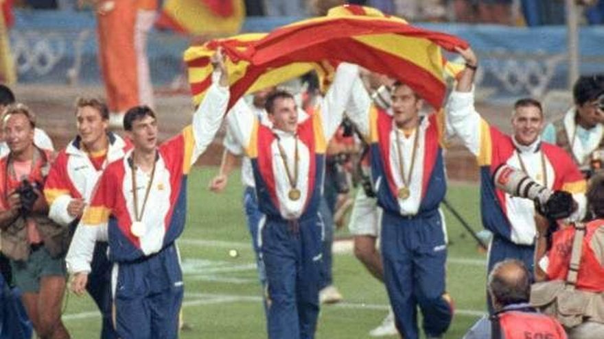 Varios jugadores, con la medalla de oro, tras el triunfo en Barcelona-92.