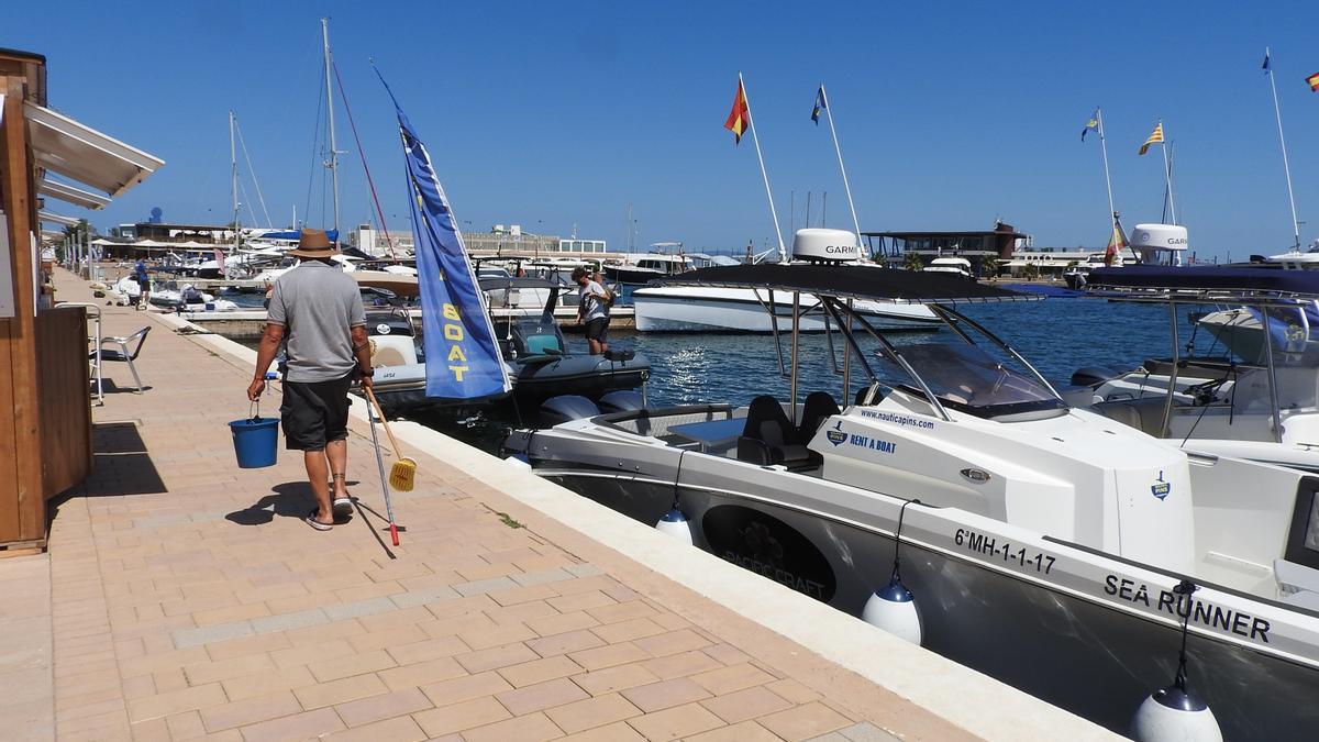 Charters náuticos amarrados en la dársena de Poniente de Marina de Formentera