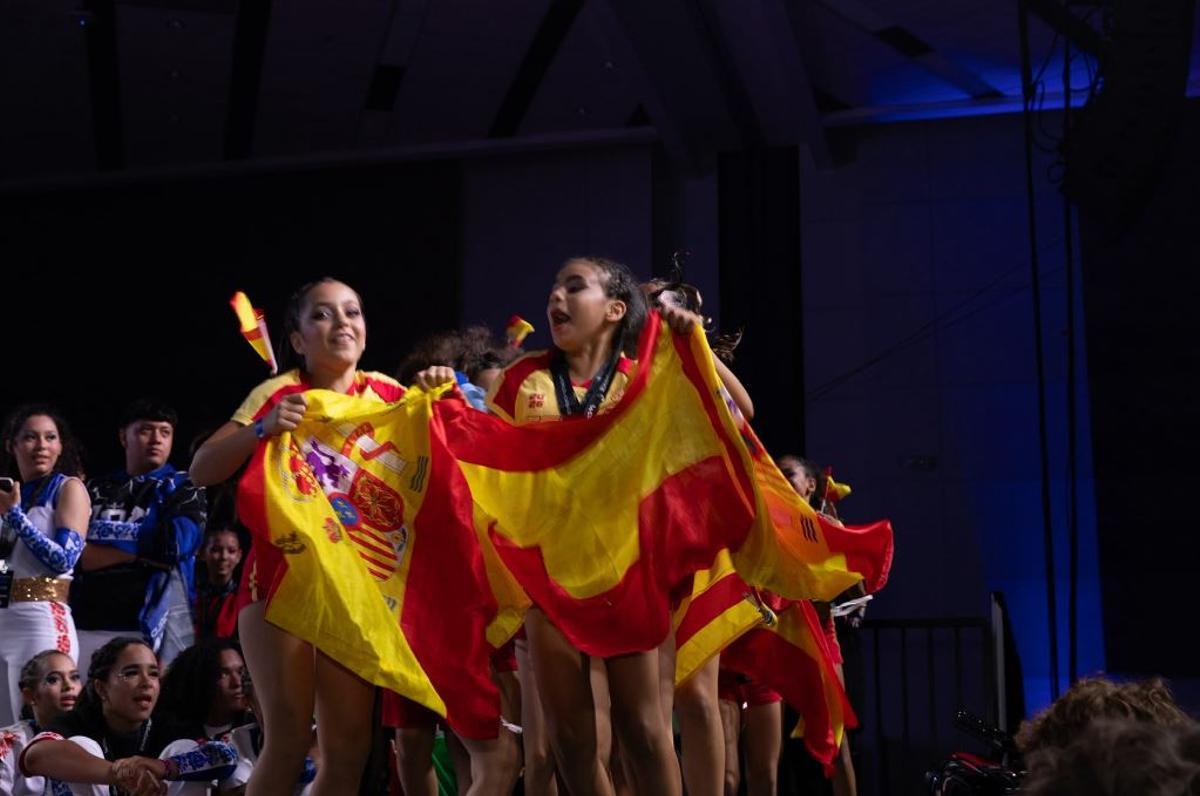 Las niñas celebran el cuarto puesto conseguido