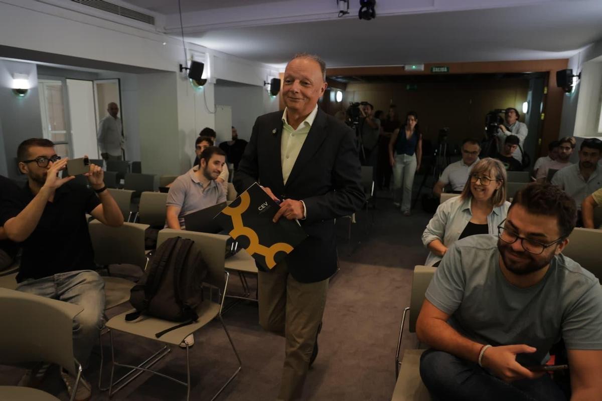 Salvador Navarro entra en la sala de prensa hoy.