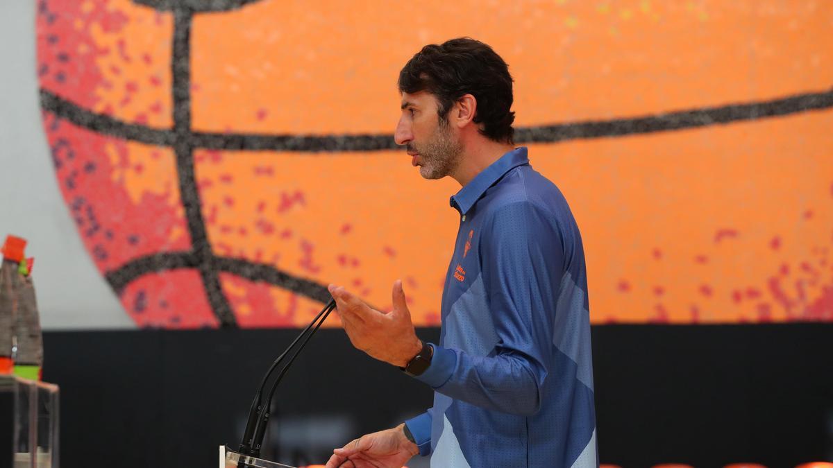 Álex Mumbrú, en su presentación en L'ALqueria como nuevo entrenador del Valencia BC