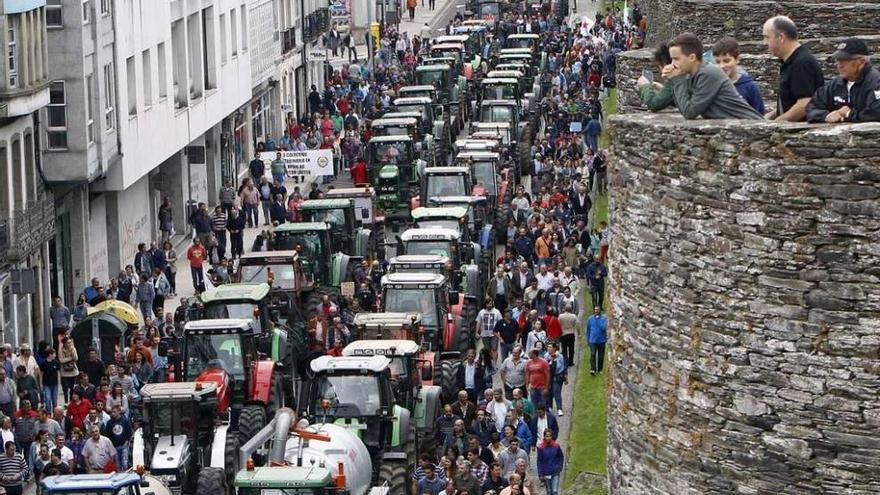 Tractores rodeando la Muralla de Lugo. // X. Ponte/El Progreso