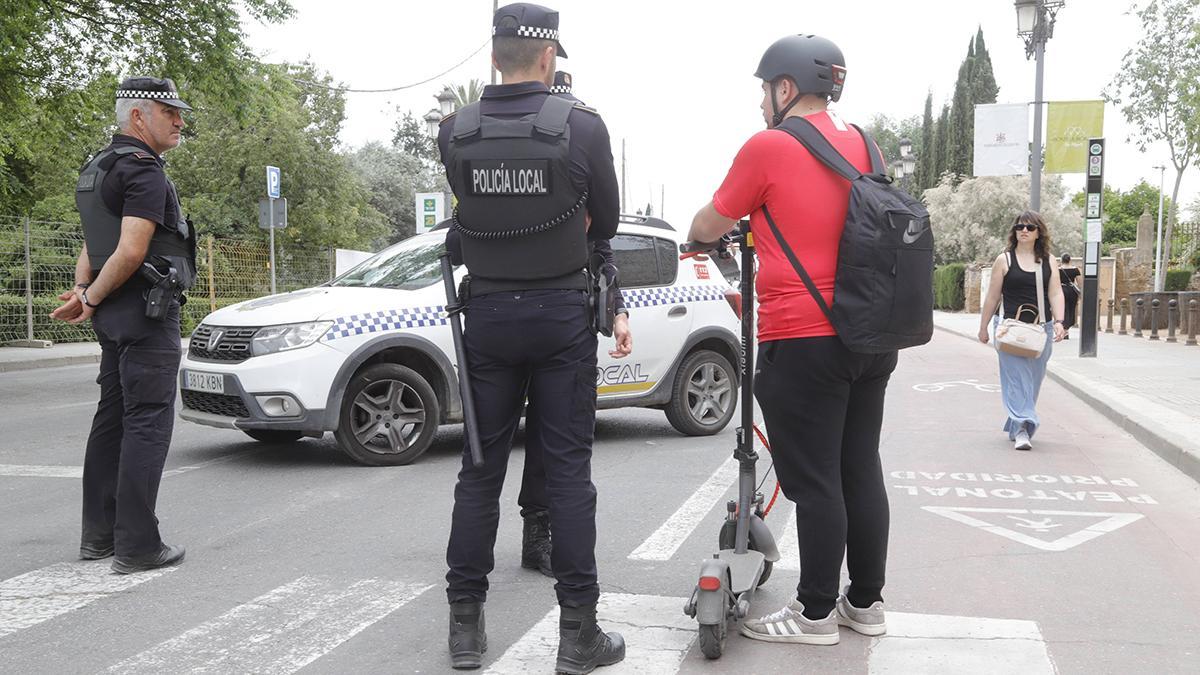 Control de usuarios de patinetes eléctricos por parte de la policía local en Córdoba