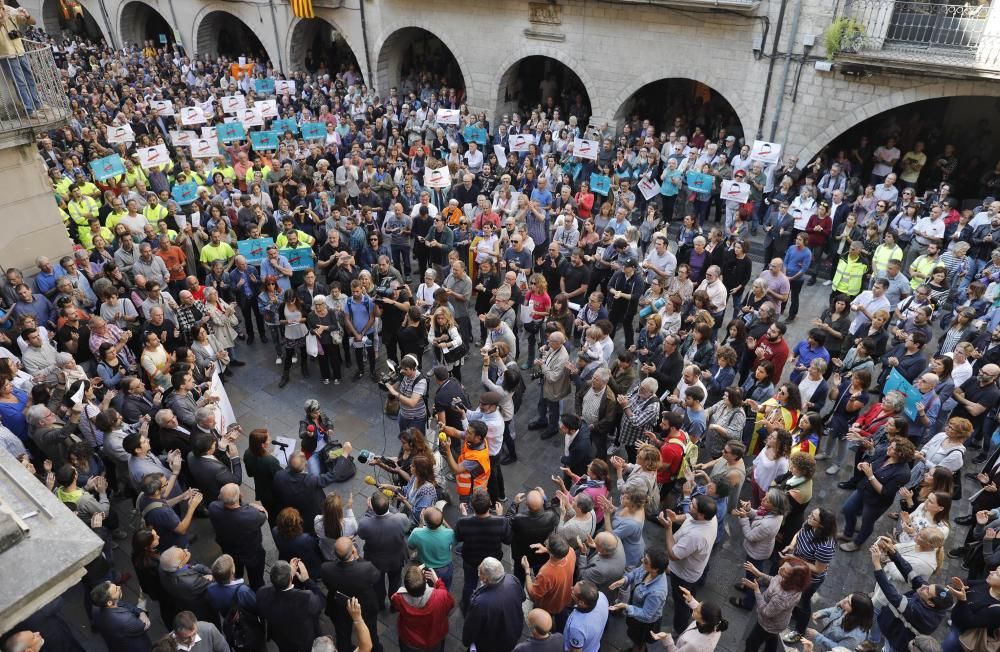 Concentració a la Plaça del Vi per protestar contra les detencions de Cuixart i Sànchez.