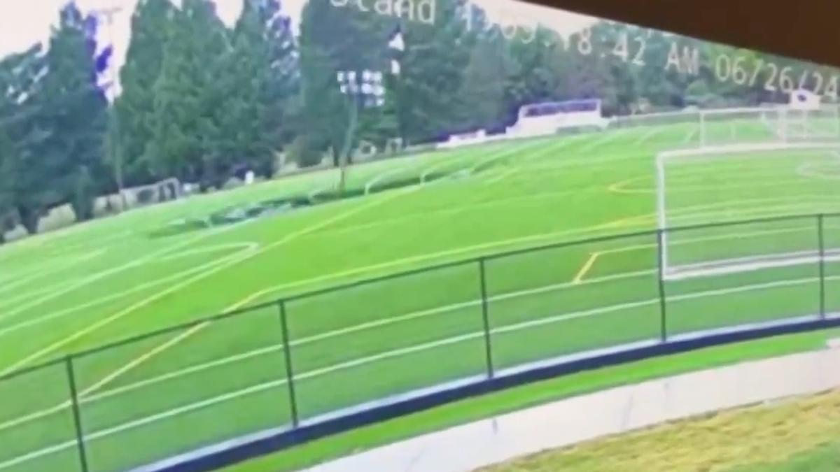 Un socavón se traga un campo de fútbol en Illinois