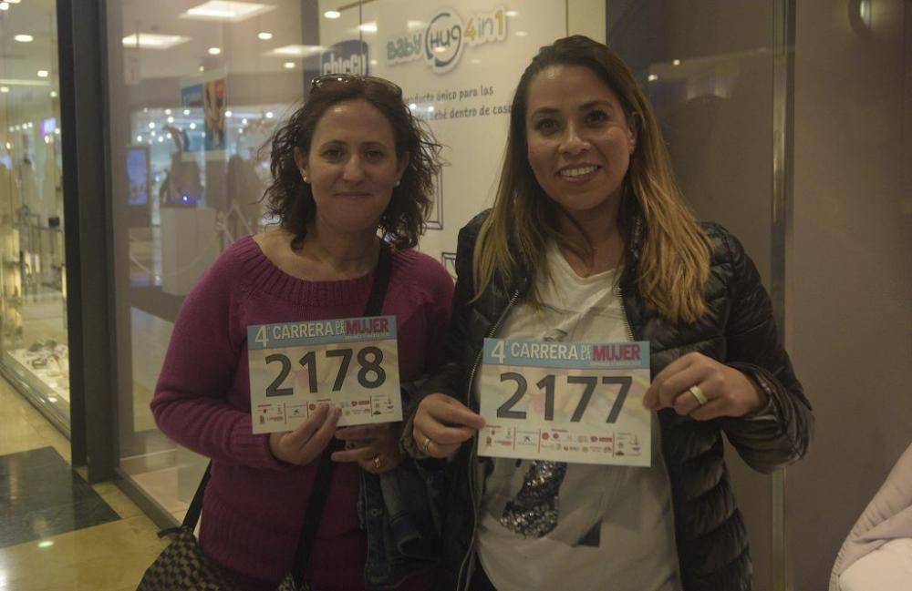 Recogida de dorsales en el Thader para la IV Carrera de la Mujer