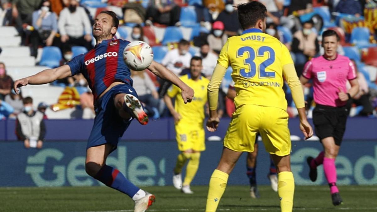 Soldado intenta controlar el balón sin éxito ante Chust en una acción del partido de ayer en el Ciutat de València.  | M.A. MONTESINOS