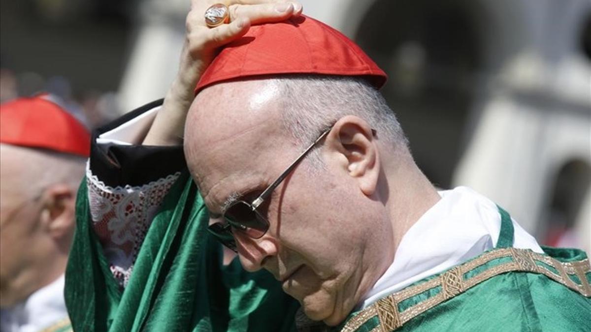 El cardenal Tarcisio Bertone, durante una misa celebrada en junio por el para Francisco en la plaza Vittorio Veneto de Turín.