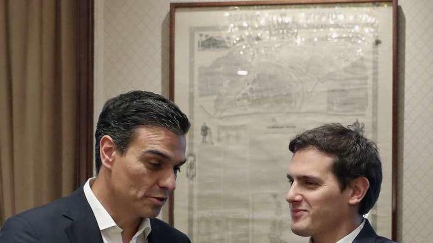 Sánchez y Rivera, ayer, al comienzo de su reunión en el Congreso. // Efe