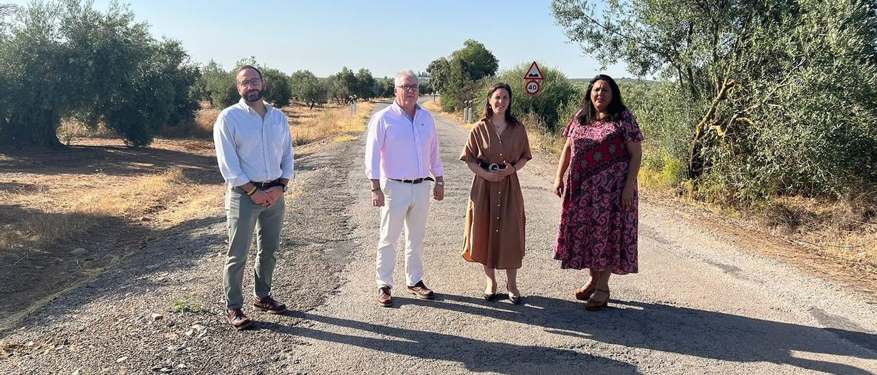 La delegada provincial de Fomento, Cristina Casanueva, visita el estado de la carretera en compañía de la alcaldesa y dos miembros del equipo de gobierno.