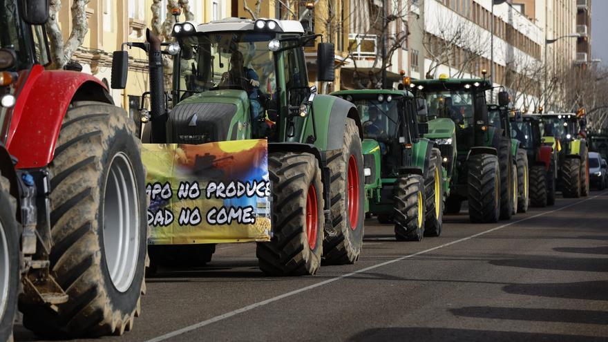 Los agricultores de Zamora &quot;toman&quot; La Marina en su tercer día de tractorada