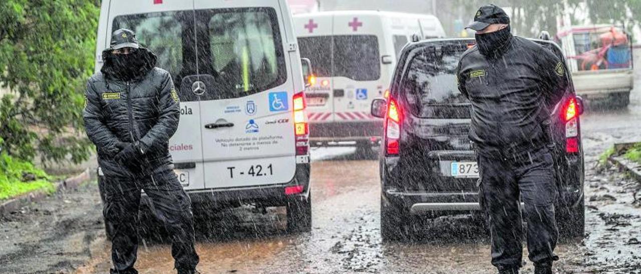 Un centenar de migrantes llegó en una guagua y varios furgones de Cruz Roja a partir de la mañana de ayer. Además, en el recinto continúan las obras de acondicionamiento y asfaltado de espacios para la acogida. El trasiego de vehículos es constante. | andrés gutiérrez