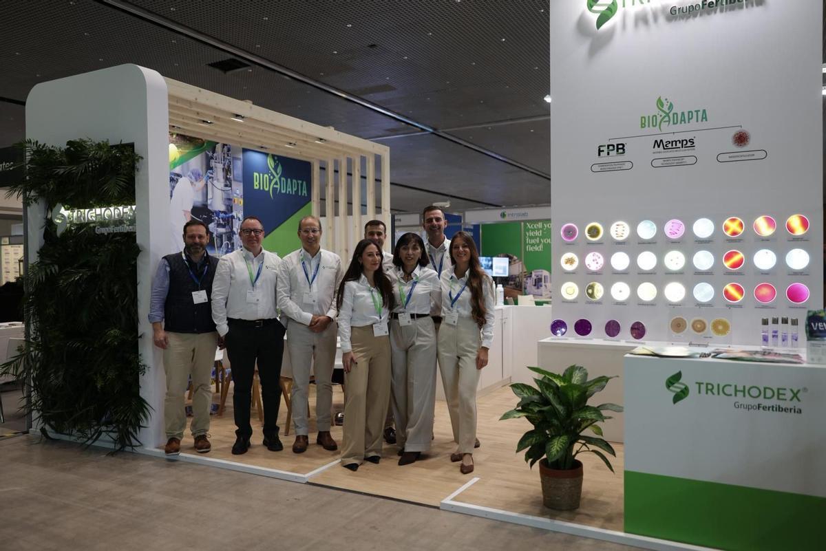 Integrantes del equipo de la empresa sevillana Trichodex, dirigida por Khalid Akdi (en la imagen, el tercero por la izquierda), que participa en las principales ferias mundiales de biotecnología para agricultura.