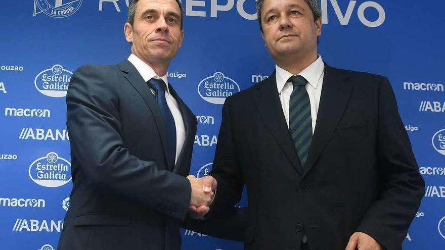 Carmelo del Pozo estrecha la mano de Tino Fernández en el día de su presentación en el estadio de Riazor.