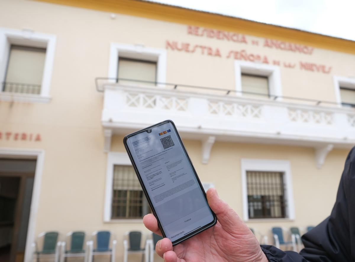 El visitante de una residencia de ancianos en Alicante prepara su pasaporte covid, en una imagen de hace unos días.