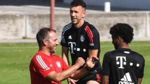 Flilck y Coman bromean ante la mirada de Perisic en un entrenamiento del Bayern