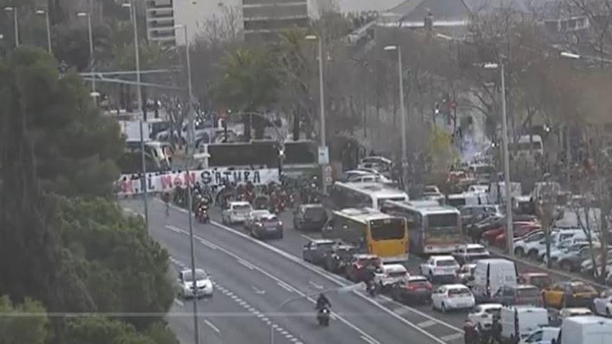 Una manifestació talla l&#039;accés a l&#039;avinguda Diagonal de Barcelona