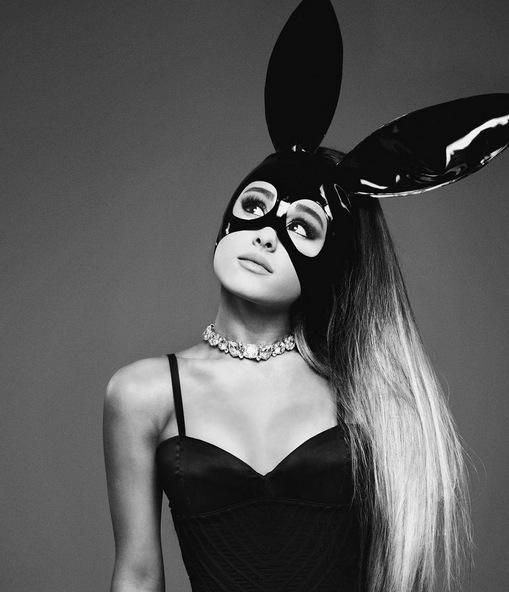 Ariana Grande con orejas de látex en su nuevo videocllip