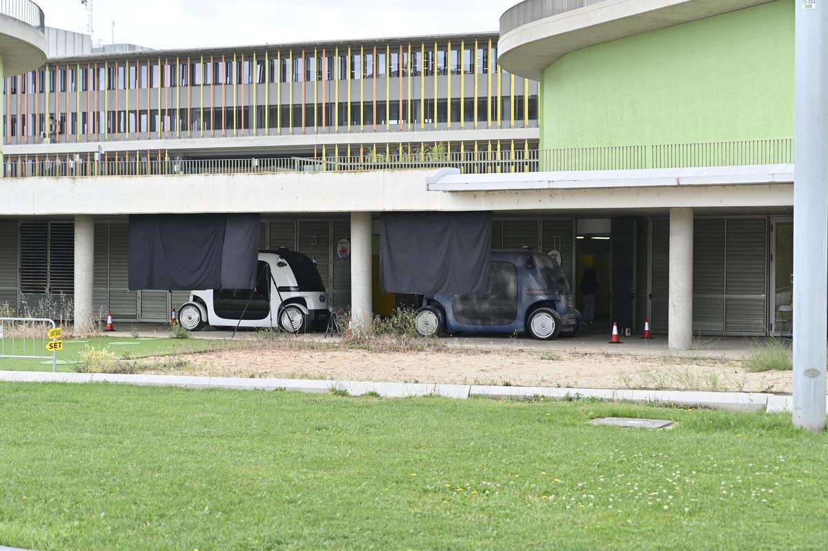 Vehículos futuristas estacionados en los bajos del frente fluvial.