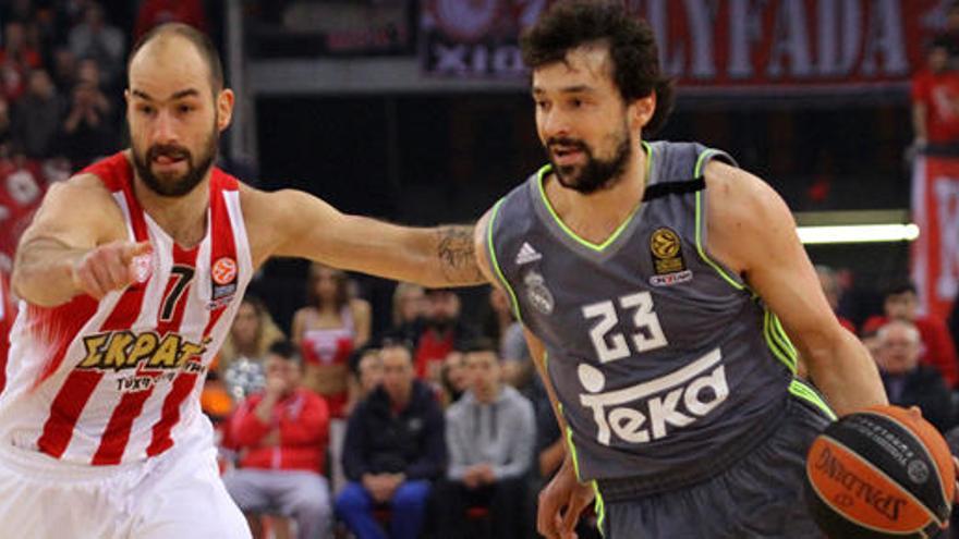 El madridista Sergio Lllul, ante el griego Spanoulis.