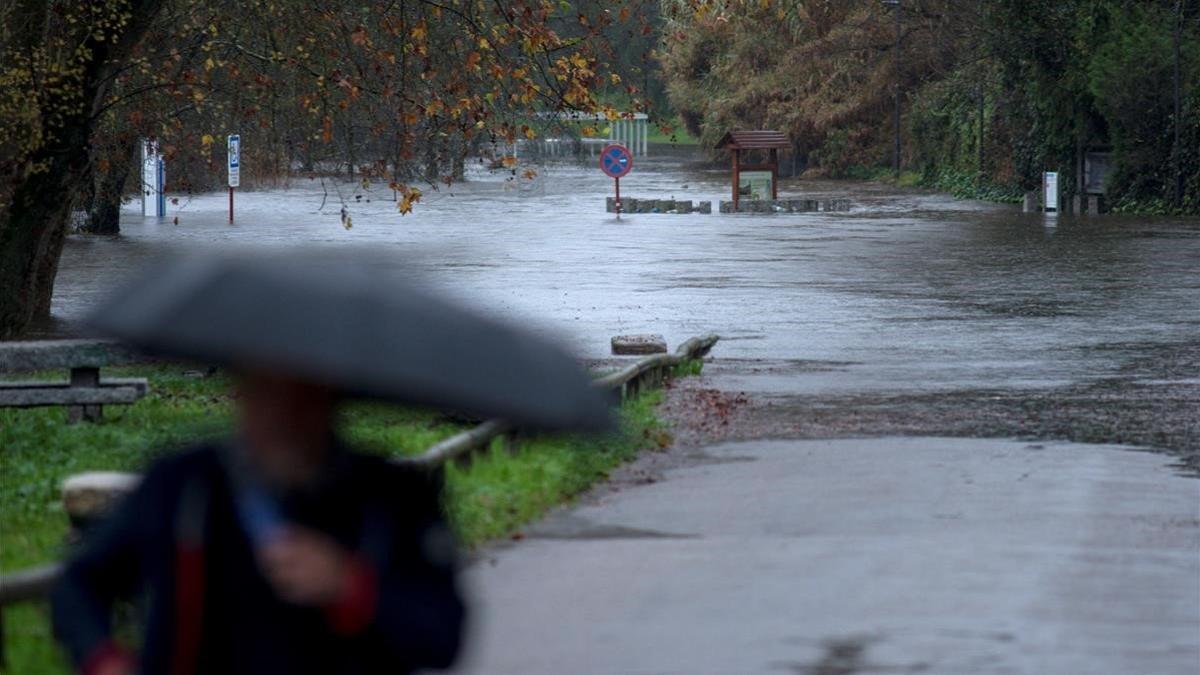 Aparcamiento anegado en Ourense a causa de la crecida del caudal del río Miño, el 16 de diciembre del 2019