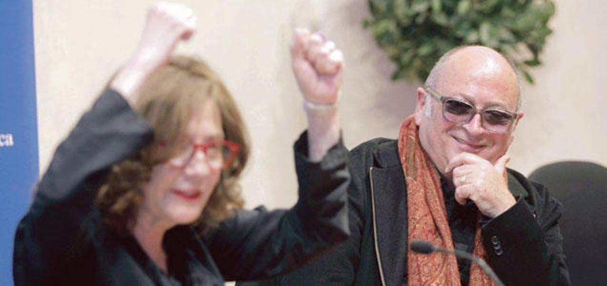 Biel Mesquida observa sonriente a Rosa Novell mientras la actriz explica que la cultura es como un escudo protector.